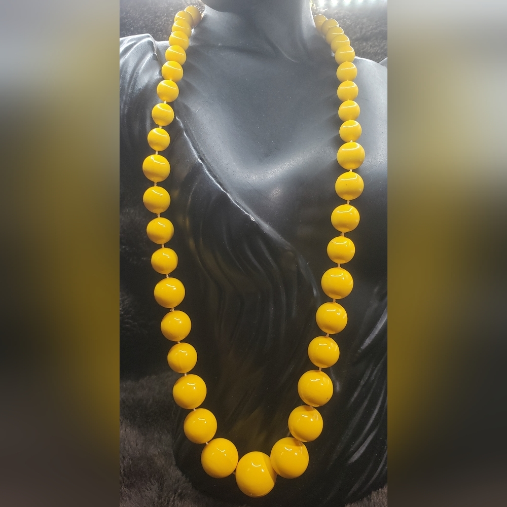 Retro Vintage 90's Eye-Catching Necklace